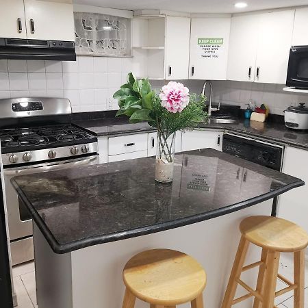 Tidy Private Rooms With Full Kitchen Toronto Exterior foto