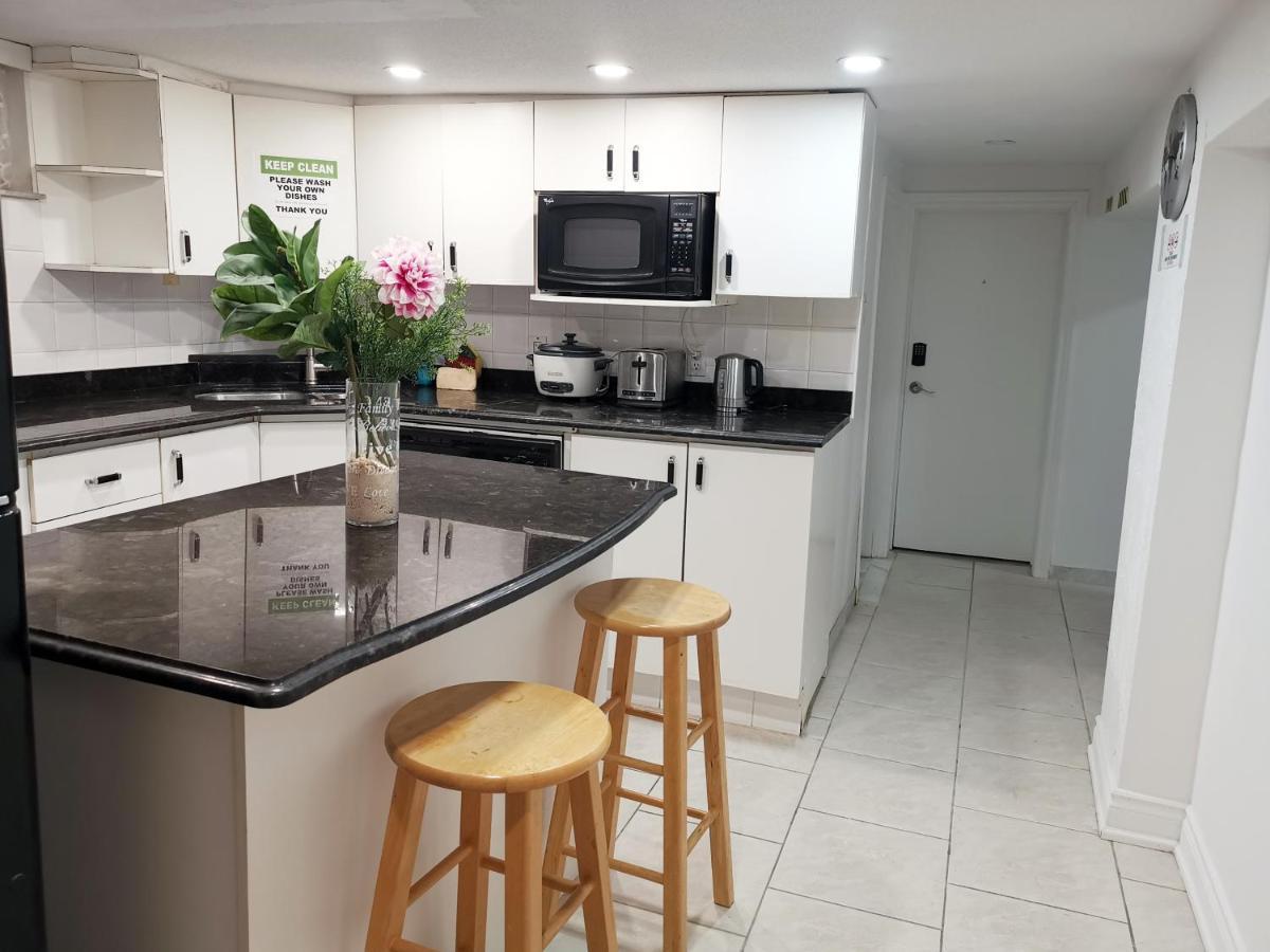 Tidy Private Rooms With Full Kitchen Toronto Exterior foto