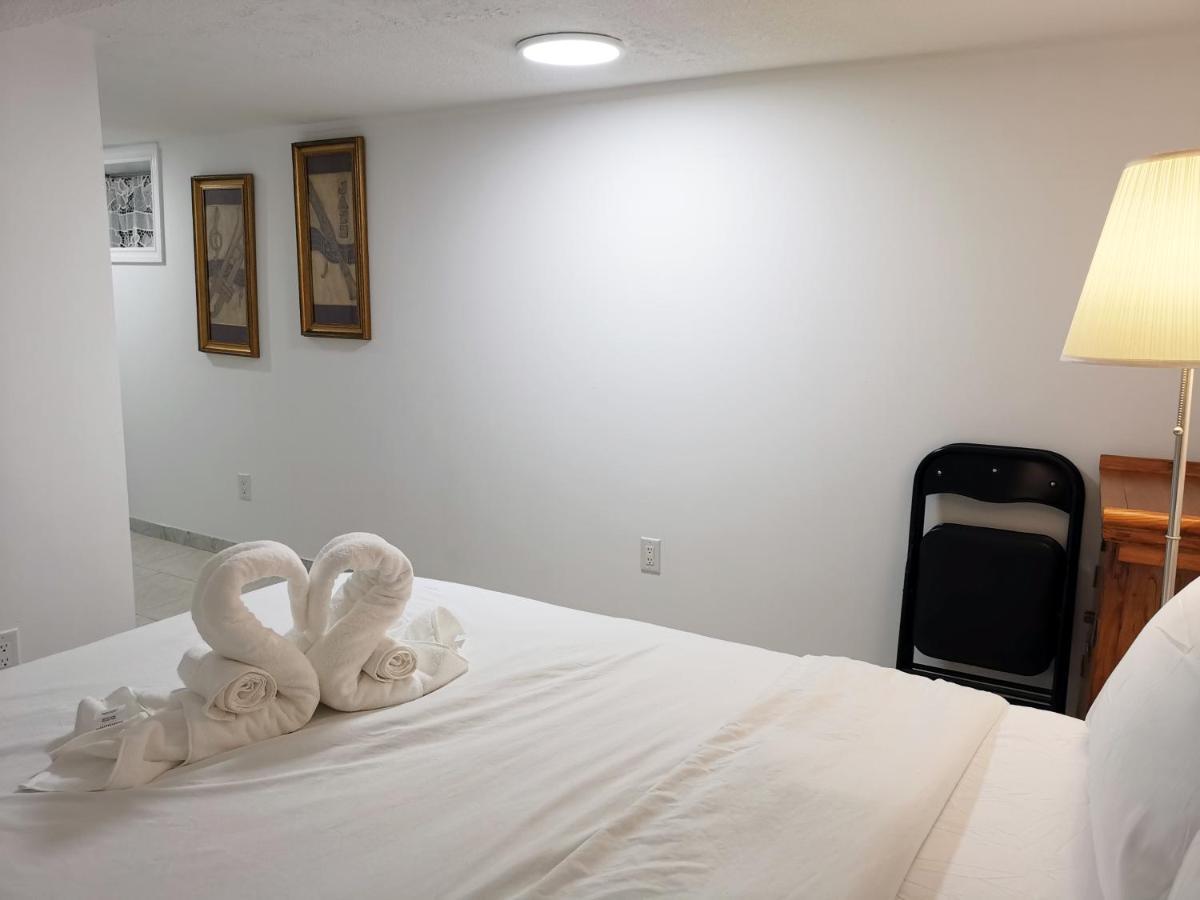 Tidy Private Rooms With Full Kitchen Toronto Exterior foto