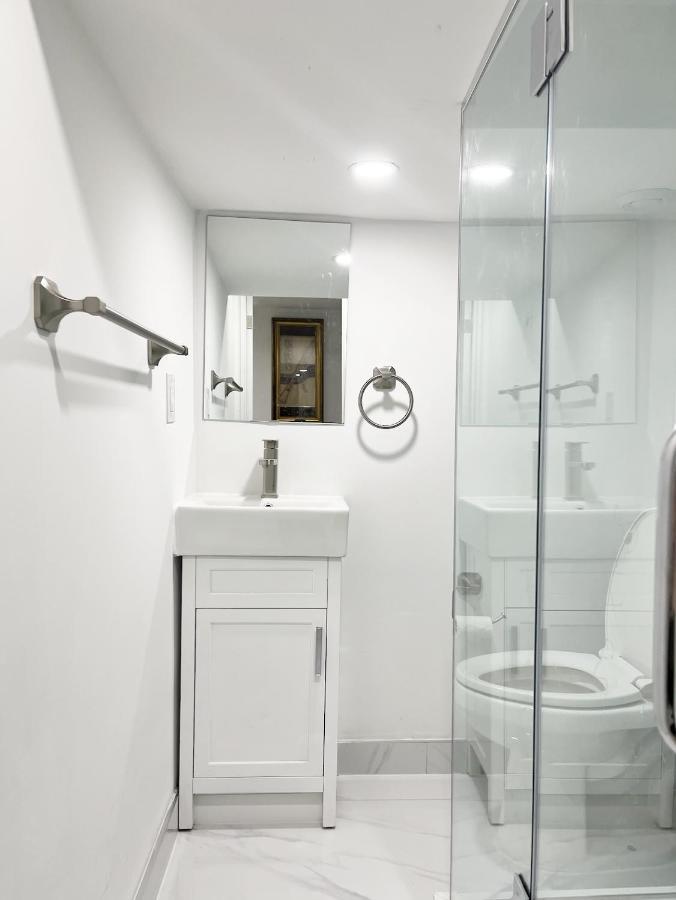 Tidy Private Rooms With Full Kitchen Toronto Exterior foto