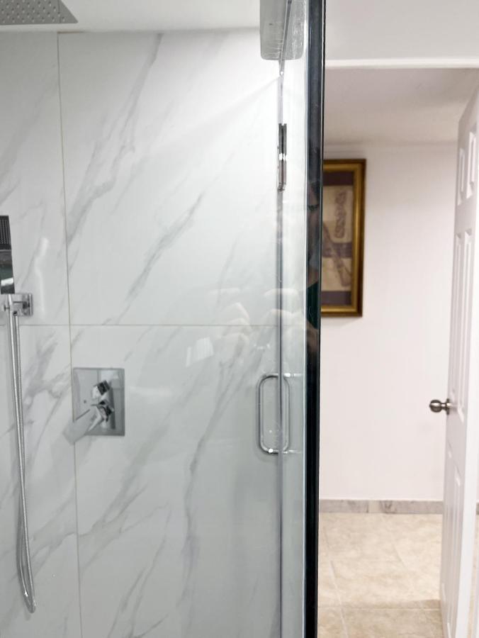 Tidy Private Rooms With Full Kitchen Toronto Exterior foto